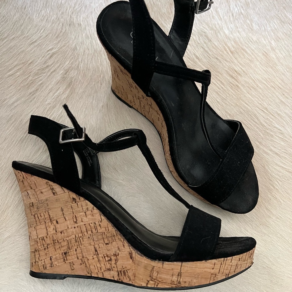 Charlies David so 7 wedge heels with T strap design black